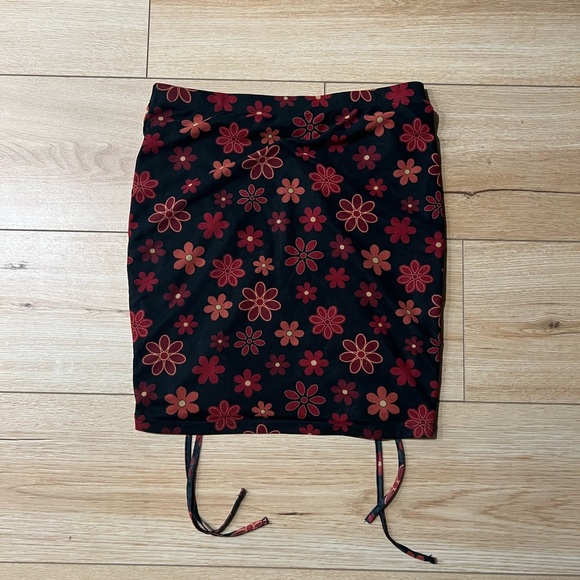 J for Justify Black & Floral Mini Skirt
Front ruching Drawstring Elastic waist - Picture 3 of 3